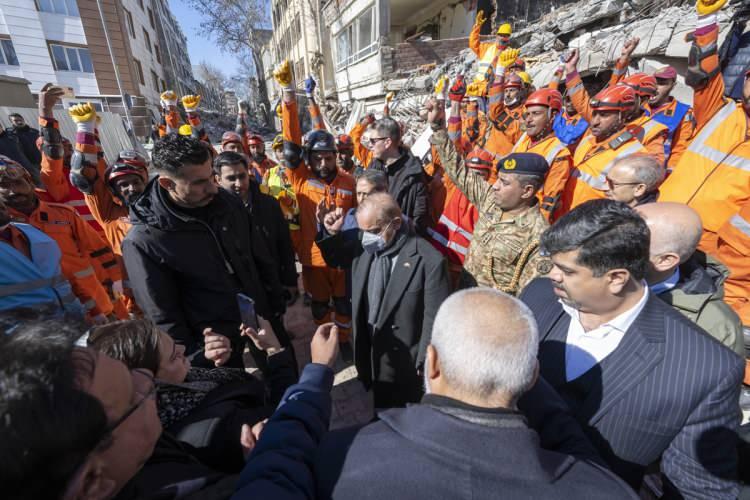 <p>Pakistan Başbakanı Şerif, Adıyaman İl Nüfus ve Vatandaşlık Müdürlüğü yanında bulunan enkazdaki Pakistan arama kurtarma ekibinin çalışmalarını inceledi. Şerif, burada Pakistan ekibinin kurtardığı ailelerle görüştü.</p>
