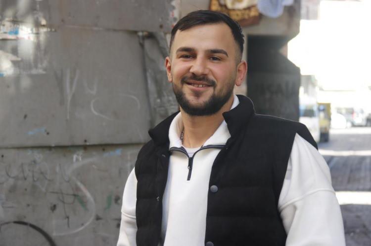 <p>Binanın, içeriden bakıldığında üçgen görüntüsü ile dikkat çektiğini söyleyen Çetin, “Bu bina 40 yıllıktır. Binamız Elazığ depremi ve Kahramanmaraş merkezli 2 ayrı depremi de gördü. Binamızda ne çatlama ne de ağır hasar var. Yeni yapılan binaların çoğu sağlam yapılmasına rağmen yıkıldı. Ama bizim binanın mimari yapısı sağlam olduğu için hiçbir zarar almadı” dedi.</p>