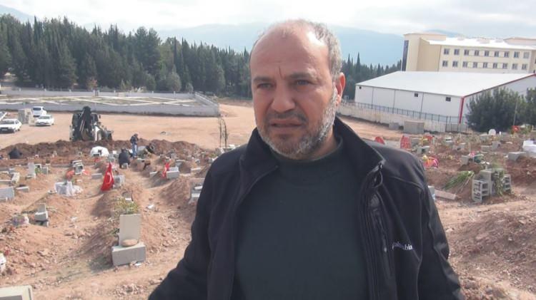 <p>Hatay'da enkaz altında kalan yakınlarının cenazesine katılmak için mezarlığa geldiğini söyleyen Nuri Aytaş, </p>