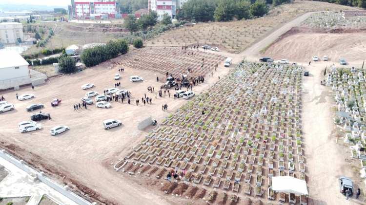<p><strong>"Arkadaşımın kuzeninin annesi, babası ve 3 çocuğu vefat etti. Dün enkazdan çıkardılar. Bugün de defnedeceğiz. Acı bir olay, tarifi yok. Mezarlığa baktığımız zaman bir sürü acı hikaye var.</strong></p>