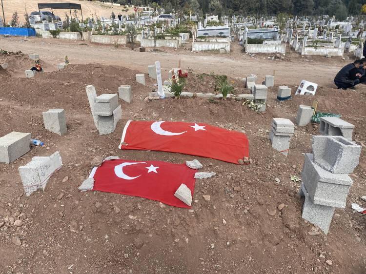 <p><strong> Kimi mezarlarda al bayrak var, </strong></p>