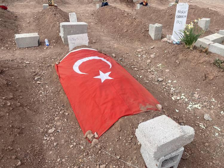 <p><strong>Hikayesini bilmediğimiz bir sürü insan var. İnsanlar mezarların üstüne o esnada bulabildikleri şeyleri koymuşlar. Anlatılmaz bir duygu. Ülkemize geçmiş olsun. Kolay kolay geçecek bir acı değil."</strong></p>

