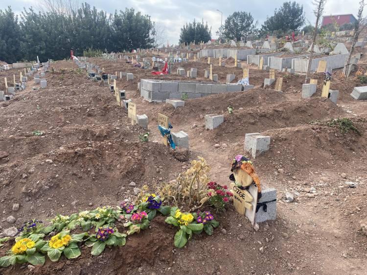 <p><strong>Bir aile gitti, tarifi yok. Çocukluk arkadaşım, komşum, birçok samimi olduğum insanı kaybetmenin acısını yaşıyoruz. </strong></p>
