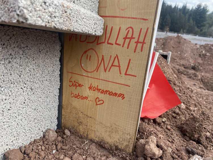 <p><strong>'SÜPER KAHRAMANIM, BABAM'</strong></p>
<p>Mezarlığı ziyarete gelenler, gördükleri karşısında gözyaşlarını tutamadı. Hayatını kaybeden Abdullah Önal'ın mezarının başına yerleştirilen ahşaba, çocuğunun 'Süper kahramanım, babam' yazması dikkat çekti.</p>