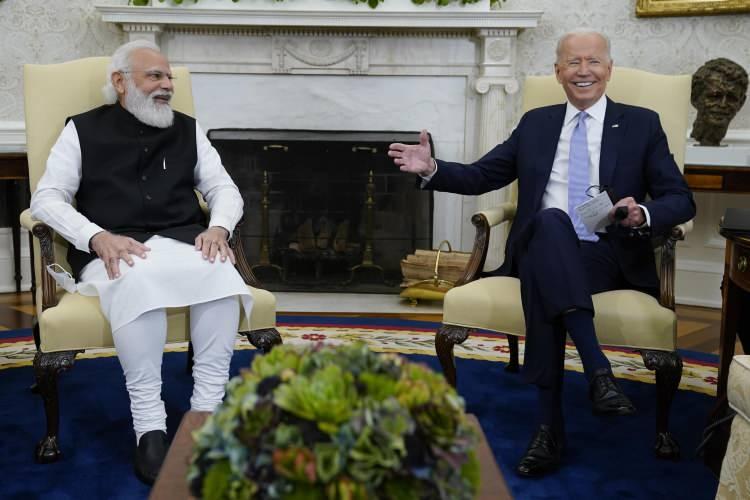 <p>"ABD İMALATTA DÜNYAYA LİDERLİK EDEBİLİR VE EDECEK"<br />
ABD Başkanı Joe Biden da Air India'nın Boeing uçaklarını alımına ilişkin yazılı açıklama yaptı.</p>

<p>Air India ile Boeing arasındaki "tarihi" anlaşmayı duyurmaktan "gurur duyduğunu" belirten Biden, "ABD imalatta dünyaya liderlik edebilir ve edecek." değerlendirmesinde bulundu.</p>
