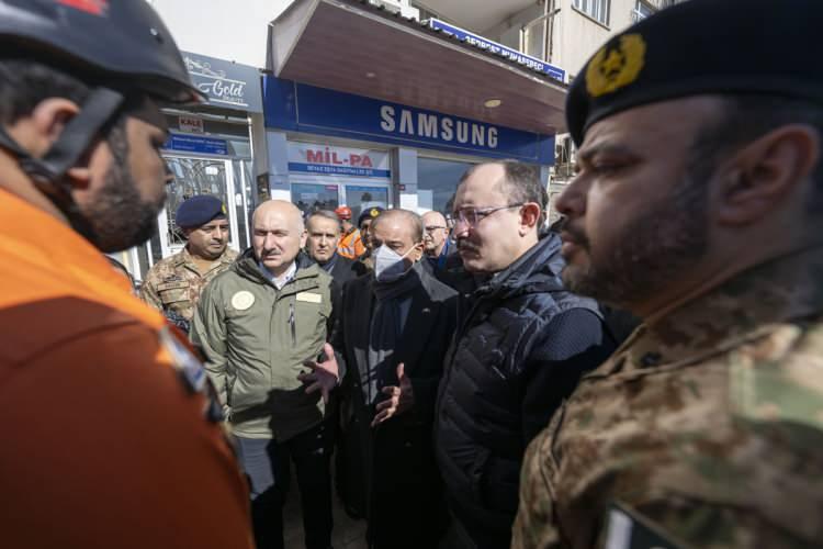 <p>"Asrın felaketi" olarak nitelenen Kahramanmaraş merkezli depremlerin ardından dayanışma göstermek için Türkiye'ye gelen Pakistan Başbakanı Şahbaz Şerif, AA muhabirine açıklamalarda bulundu.</p>

