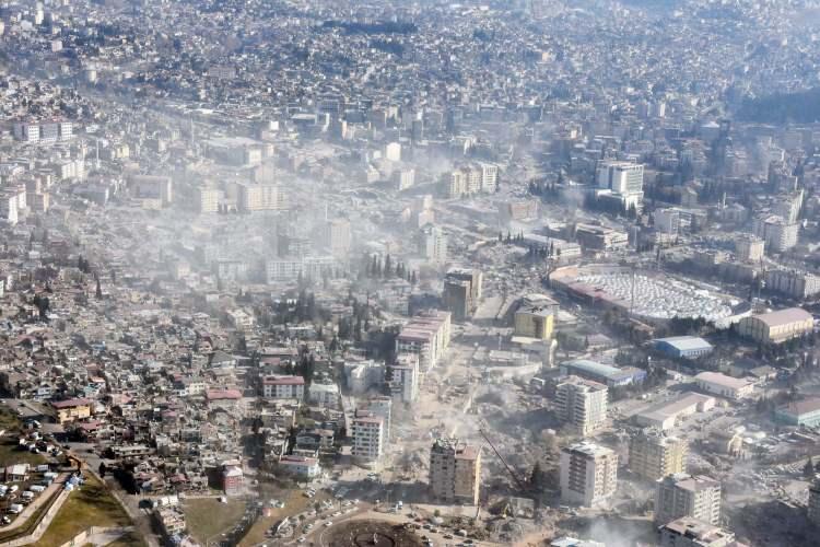 <p> DHA ekibinin çektiği görüntülere göre; kentin eski yerleşim birimleri Hayrullah, Kayabaşı, Bahçelievler, Şazibey ve Barbaros mahallelerinde çoğunluğu 40-50 yıllık olan binalar yerle bir oldu.</p>
