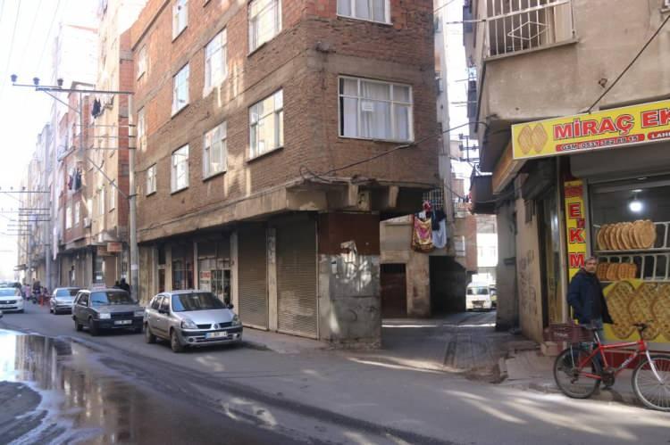 <p>Ev içerisinde araların çok ince olduğunu ifade eden Çetin, şunları kaydetti:<br />
“Üç katlı binamızın altında aynı zamanda 2 ayrı dükkânımız bulunmaktadır. Dükkânımızda ve evimizde herhangi bir çatlama dahi yok. Şu anda hane sakinleri gönül rahatlığıyla evlerinde kalıyor. Binamız öte yandan değişik mimarisiyle de dikkat çekmektedir. Ev içerisinde bakınca salonları çok incedir. Binamız üçgen şeklini andırıyor.”</p>
