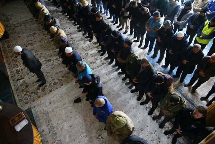 <p> Gaziantep'in Nurdağı ilçesinde Miraç Kandili dolayısıyla geçici barınma merkezlerinin bulunduğu bölgedeki Fatih Millet Camisi'nde program düzenlendi.</p>
