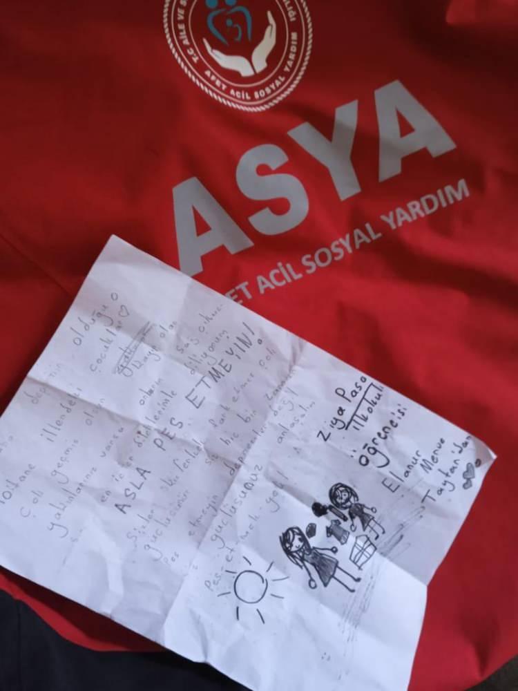 <p>Birçok çocuk Bakanlığımıza bağlı Afet Acil Sosyal Yardım (ASYA) ekiplerimize gönderdikleri mektuplarla deprem bölgesinde çalışmalarını sürdürenlere moral kaynağı oldu.</p>
