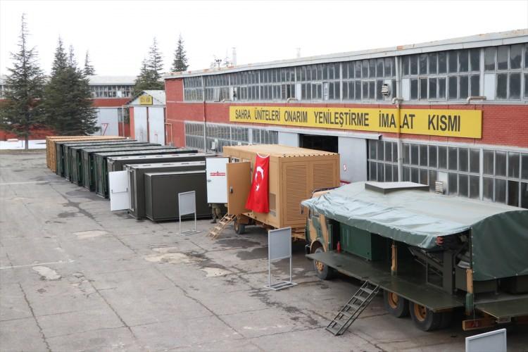 <p>Bölgedeki insanların barınma ihtiyaçlarının karşılanmasına yönelik 3x7x2,6 metre ölçülerinde 2 pencereli ve bir kapılı yaşam konteyneri ile soğuk iklim çadırı imalatı hızla sürüyor.</p>
