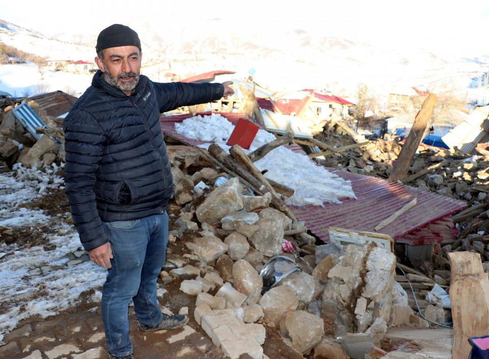 <p>Balıkesir'de kepçe operatörlüğü yapan Mehmet Karakuş (42), Kahramanmaraş'taki 7.6 büyüklüğündeki depremde Nurhak ilçesinde yaşayan annesi Fatma Karakuş (67) ile babası Ali Karakuş'u (80) kaybetti. Mahalleliye yardım için enkaz kaldırma çalışmalarında yer alan Karakuş, "Annem ve babamı enkazdan kendi ellerimle çıkardım. 'Ben nereye gideyim? Köy benim. Ben bu enkazı kaldıracağım' dedim" diye konuştu.</p>

<p> </p>
