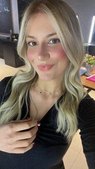 <p><span style="color:#800000"><strong>Engelli öğrencilerin köylerine gider ücretsiz okuma yazma öğretirdi. Babama her hafta sonu 'köylere gitme. Hava soğuk' derdim. Kızım 'Allah'ın gücüne gider elimiz ayağımız sağlam. Gençken gidelim' derdi. Annem gençken ücretsiz tüm yaşlılara iğne yapar evinin kapısını çalanı geri çevirmezdi hiç. Sizsiz 10 günüm bitmek üzere" diye yazdı.</strong></span></p>
<p> </p>