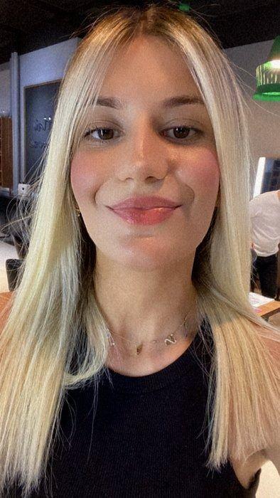 <p><span style="color:#800000"><strong>"ANNESİZ BABASIZ İLK DOĞUM GÜNÜM"</strong></span></p>
<p><span style="color:#800000"><strong>Anne ve babasıyla beraber mum üflemenin büyük nimet olduğunu anlatan Merve Börta, "Büyük nimetmiş, bilememişim. Doğum günüm 18 Şubat. Hayatımın ilk anne babasız doğum günü. Babam hediyemi bile hazırlamış. Babamın telefonunu enkaz altından kurtardım. En son siparişi benim hediyemmiş" dedi. Annesiyle babasının 9 yaşında ilkokul arkadaşı olduğunu paylaşımında anlatan Börta, "O günden beri beraberlerdi.</strong></span></p>