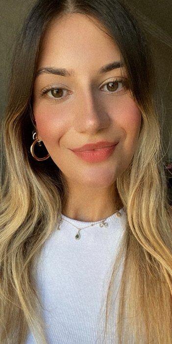 <p><span style="color:#000000"><strong>53 yaşlarında beraber melek oldular. Ellerini tutup 30 yıllık bir evliliklerini melek olarak tamamladılar. Birbirine aşık iki insandı. Ben sevgiyi aşkı merhameti onlardan öğrendim. Ben sizi çok özlüyorum. 'Allah'ım bana sabır ver' diyorum. İsyan etsem annemle babam inançlı insanlardı. Beni izliyorlar. Melek oldular. Şehit oldular diyorum ama dayanamıyorum geceleri her gece size iyi geceler anne baba demeden uyuyamıyorum" diye yazdı.</strong></span></p>