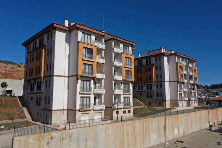 <p>Bunu her binaya uygulayabiliriz tecrübemizde bu konuda var. İlk etapta perde duvar yapımını çoğaltmamız lazım” dedi.</p>