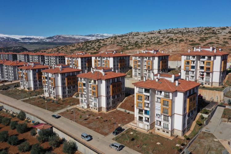 <p>“BETONARME SÜNEK TASARIM ŞARTLARINA UYULSAYDI, KOLONLAR KESME KIRILMASIYLA KIRILMAZDI”</p>

<p>Hali hazırdaki yapıların bir çok yöntem bulunduğunu anlatan Koman, “Mevcut yapıları depreme dayanıklı hale getirmek için yenilikçi yöntemlerden birisi olan karbon fiber sargılarla kolonlar sarılabilir. Yapılara sönümleyici ve izolatör eklenebilir.</p>
