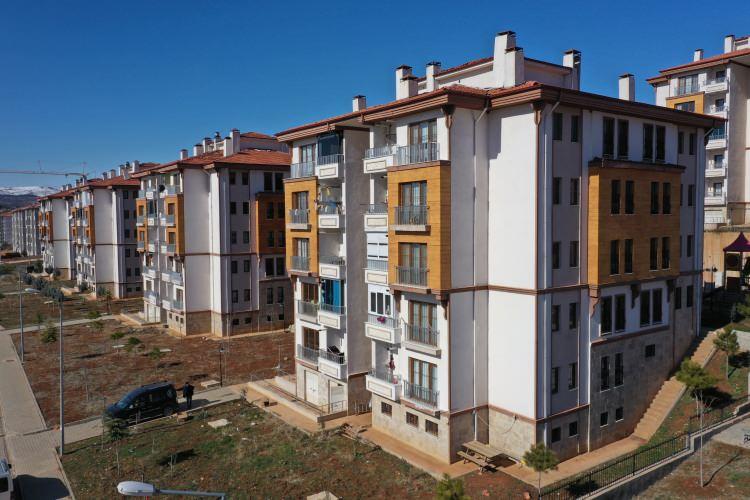 <p>Yapı yönetmeliğinde bir problem yok, sorun işleyiştedir. Biz yapıların hasar alacağını baştan kabul ediyoruz ve buna göre tasarımı yapıyoruz. </p>