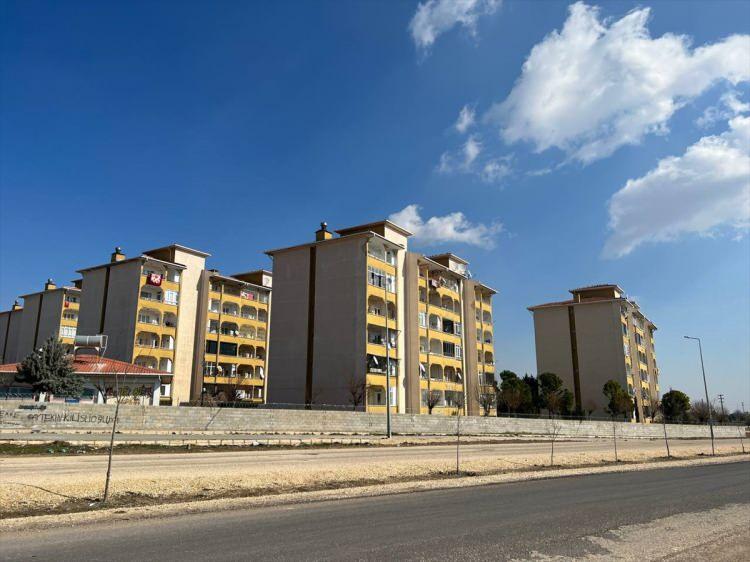 <p>Betonarme sünek tasarım şartlarına uyulsaydı, kolanlar kesme kırılmasıyla kırılmazdı, katlar üst üste yıkılırdı, bina ayakta kalırdı. Yapı terk edilebilirdi” diye bilgi verdi.</p>