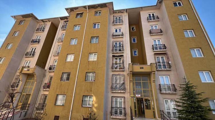 <p><strong>“TOPLANAN 115 MİLYAR LİRAYLA 170 BİN DAİRE YAPILABİLİR”</strong></p>
<p>Koman, toplanan 115 milyar lira ile kaybedilen yapıların yüzde 30’unun yeniden inşa edilebileceğini belirterek, “Çevre ve Şehircilik Bakanlığının Mimarlık ve Mühendislik için rakamlarını baz alırsak konut türü bir yapının metrekare maliyeti 6 bin 850 liradan hesap edilirse 100 metrekarelik bir konut yaptığımızı var sayalım; buna göre yaklaşık 170 bin daire yapılabilir. Bir binada 10 daire düşünürsek toplamda 17 bin bina yapılabilir.</p>