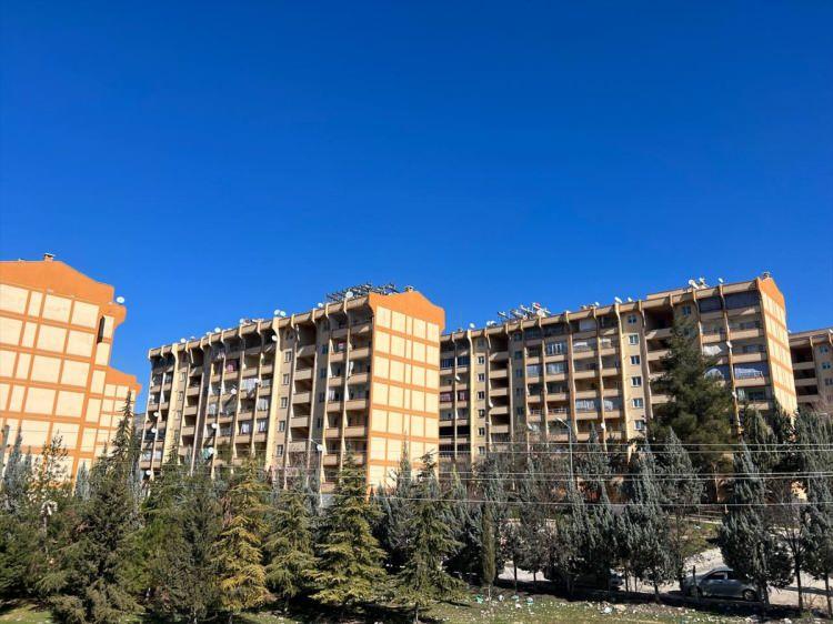<p> Bu deprem Kocaeli ve Düzce depremlerine göre yapılarda daha kuvvetli bir ivme oluşturdu. Tasarım esnasında yapıların hasar alacağını baştan kabul ettiğimiz için bu problem değil” şeklinde konuştu.</p>