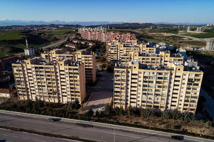 <p>Adana’da yaşanan depremde Sarıçam ilçesinde bulunun bir çok binada ağır hasar oluşurken, hemen yanı başlarında bulunan TOKİ konutlarında bir çizik bile olmaması dikkat çekti.</p>
