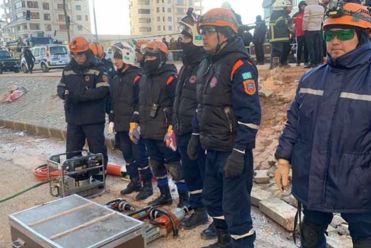 <p><strong>KIRGIZİSTAN</strong></p>

<p>Kırgızistan Cumhurbaşkanı Sadır Caparov'un talimatı &uuml;zerine Acil Durumlar ve Sağlık bakanlıklarına bağlı &uuml;&ccedil;&uuml;nc&uuml; arama kurtarma ve sağlık ekibi, sahra hastanesi, ambulans ile 52 ke&ccedil;e &ccedil;adır, Gaziantep'e g&ouml;nderilmişti.</p>
