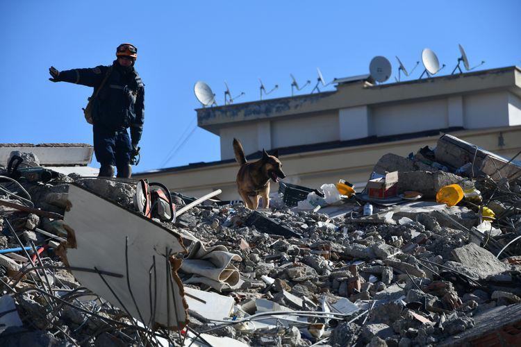 <p><strong>MACARİSTAN</strong></p>

<p>Macaristan da depremlerin ardından arama-kurtarma ekipleri ve insani yardım g&ouml;nderen &uuml;lkeler arasında yer alıyor. Şimdiye kadar 156 Macar uzman ve 28 k&ouml;pek, deprem b&ouml;lgelerinde arama-kurtarma &ccedil;alışmalarında g&ouml;rev aldı.</p>

<p>&nbsp;</p>

<p><strong>KKTC</strong></p>

<p><br />
KKTC, depremin ilk g&uuml;n&uuml;nde 30 kişilik arama kurtarma ekibini 8 ara&ccedil;la T&uuml;rkiye&rsquo;ye g&ouml;nderdi. Takip eden g&uuml;nlerde, kamu ve &ouml;zel şirketler ile iş insanlarına ait vin&ccedil;, ekskavat&ouml;r, kep&ccedil;e, dozer, tır, kamyon, petrol ve su tankerinden oluşan 100 ara&ccedil; deprem b&ouml;lgesine ulaştırıldı.</p>

<p>&nbsp;</p>
