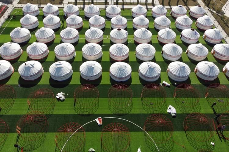 <p>KIRGIZISTAN VE KAZAKISTAN'DAN GELEN &Ccedil;ADIRLAR KURULUYOR</p>

<p>Kahramanmaraş'ta depremlerin yaralarının sarılması amacıyla D&uuml;nya Etnospor Konfederasyonu tarafından "Dayanışma Obası" kuruluyor. Kılavuzlu Millet Bah&ccedil;esi'ndeki alan,&nbsp;</p>
