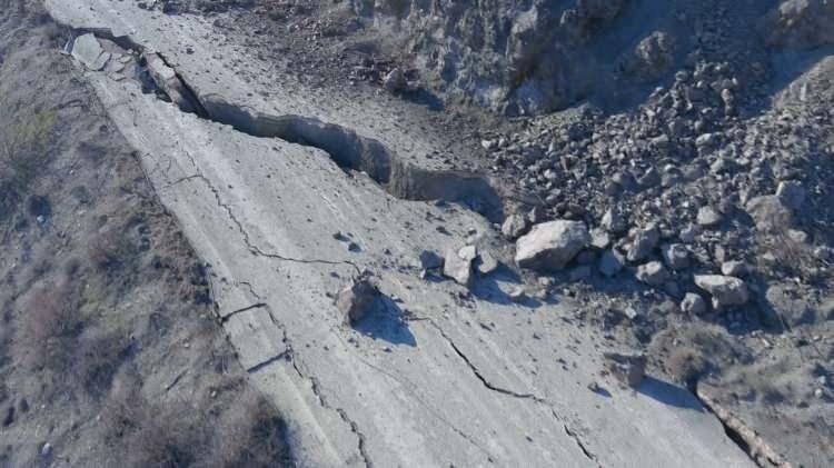 <p>Türkiye’nin 10 ilini vuran depremin şiddeti, otoyollardan da belli oluyor. Kahramanmaraş-Malatya yolu üzerinde meydana gelen tahribat 4 şeritli yolun 2 şeride düşmesine neden oldu.</p>