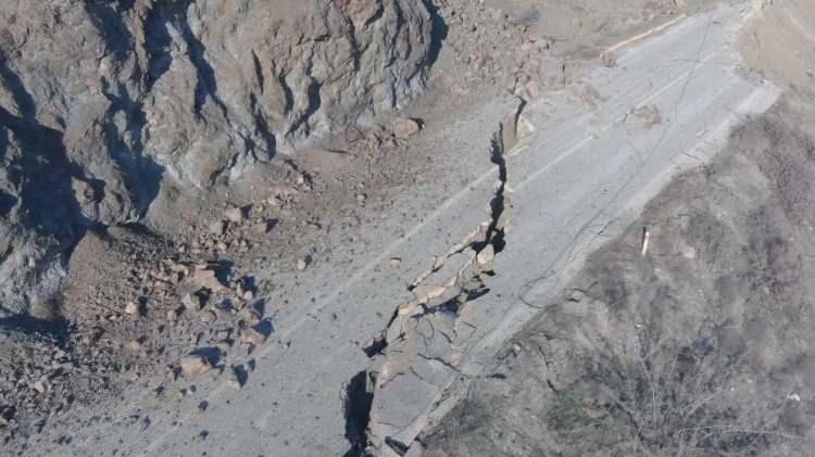 <p>Neredeyse ortadan ikiye ayrılan yolda, bariyerler de yamuldu. Şu an trafiğin kontrollü şekilde sağlandığı yol, havadan da görüntülendi.</p>