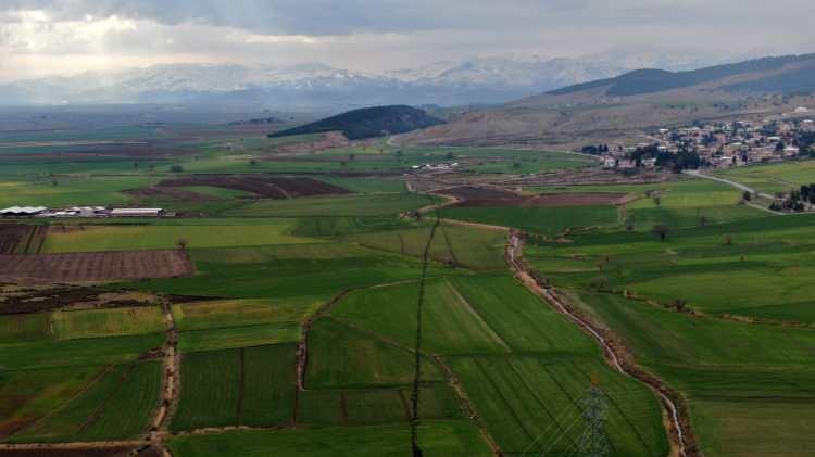 <p><strong>Depremden sonra köyde yaşanan fay kırığı havadan görüntülendi</strong><br />
<br />
Kahramanmaraş merkezli iki büyük deprem, şehir merkezine 20 kilometre mesafedeki Tevekkeli köyü’nde büyük yarıklara sebep oldu. </p>