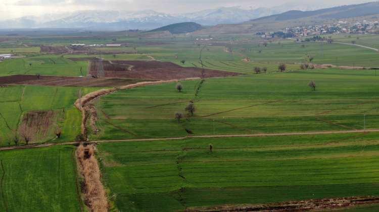 <p>Fay hattı İHA ekibi tarafından dron ile görüntülenirken, fayın 290 kilometre olarak ölçüldüğü, plakalar arasında 2 metre kaymanın bariz şekilde görüldüğü belirtildi.<br />
 </p>
