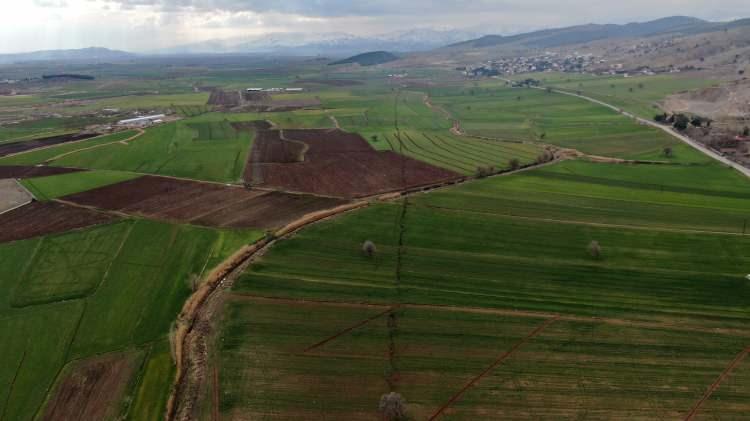 <p>İHA ekibi, Tevekkeli köyünde tarlaların ortasında paralel olarak devam eden yarıkları kaydetti.<br />
</p>