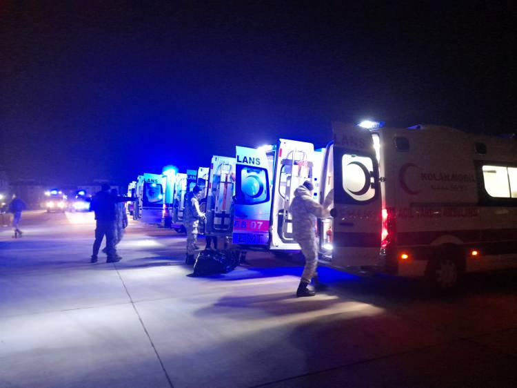 <p>Adana'dan hareket eden, içerisinde 30 yaralı ve 18 refakatçının bulunduğu 222. Filo'ya ait C130 askeri kargo uçağı, saat 03.00 sıralarında İstanbul Atatürk Havalimanı Askeri Apronu'na indi. </p>

