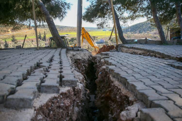 <p>"Asrın felaketi" olarak nitelenen Kahramanmaraş merkezli depremlerin ardından Gaziantep'in Nurdağı ilçesindeki bir kırsal mahallede mezarlık ve yollar ile bazı evlerin altında ve yanında yarıklar oluştu.</p>
