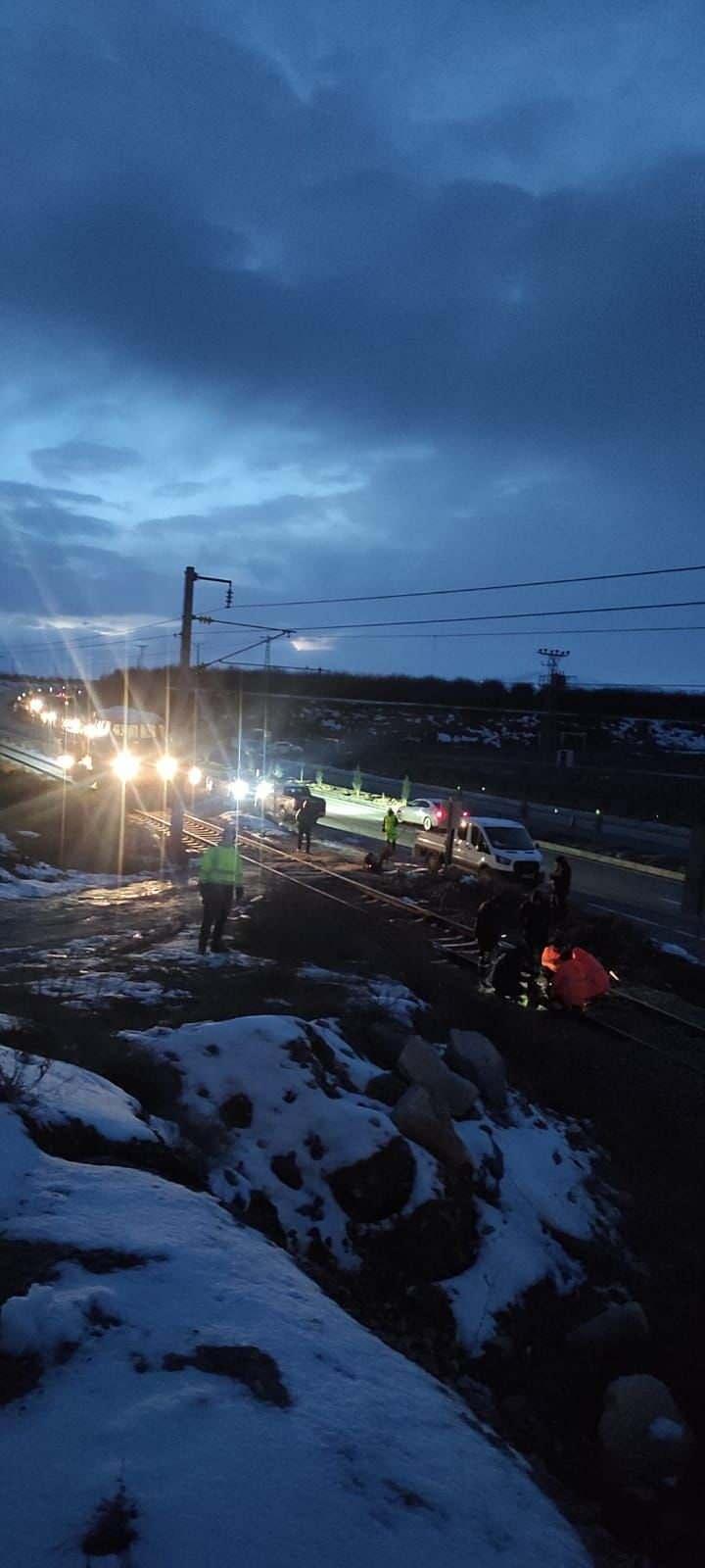 <p>Ayrıca 307 yük vagonu 9 lokomotif kapanan hat kesiminde mahsur kaldı.</p>
