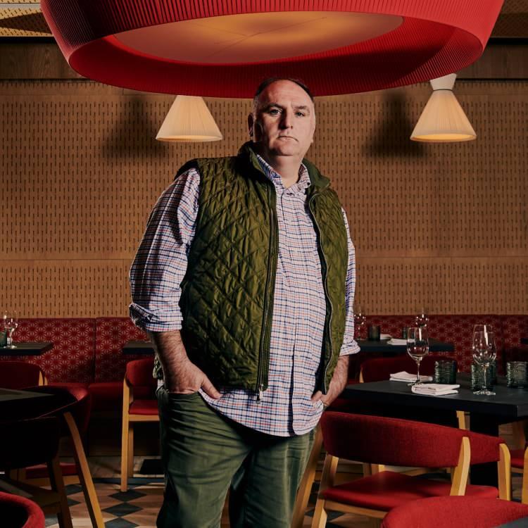 <p><span style="color:#000000"><strong>Dünyaca ünlü İspanyol şef Jose Andres, 2010 yılında doğal afetlerin ardından afetzedelere yemek sağlamaya kendini adayarak kar amacı gütmeyen bir sivil toplum kuruluşu olan World Central Kitchen'ı kurmuştu.</strong></span></p>