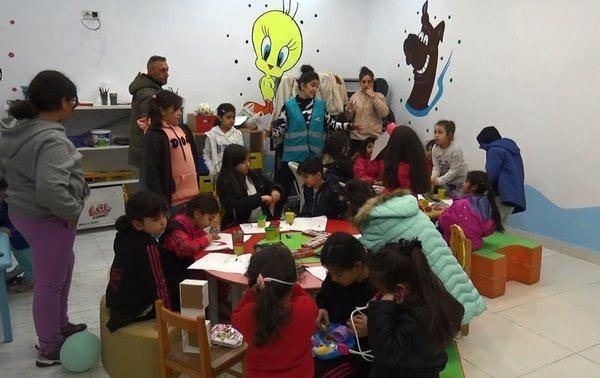 <p><span style="color:#8B4513"><strong>Merkez üssü Kahramanmaraş'ta medyana gelen ve çevre illerde de yıkımlara neden olan depremlerden sonra afetzedelere Antalya'daki oteller kapılarını açtı. Otellere yerleşen ailelerin çocukları için düzenlenen etkinlik deprem sonrası oluşan travmayı gözler önüne serdi. Depremin ardından korku dolu günler geçiren çocukların her birinin ev çizmesi, eğitmenlere duygulu anlar yaşattı. Depremde evi yıkılan bazı çocuklar, oturdukları binayı resmedip, çevresine gökkuşağı ve yeşil alanlar çizdi. Bazı çocuklar da çizdikleri apartmanların çevresini siyaha boyadı.</strong></span></p>
