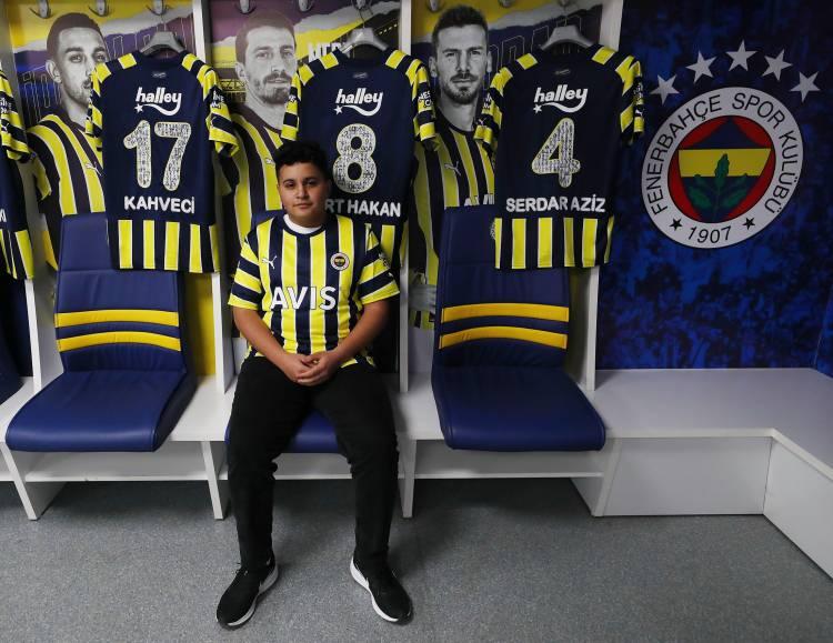 <p>Ülker Stadyumu Fenerbahçe Şükrü Saracoğlu Spor Kompleksi'ni gezen 15 yaşındaki Mehmet Akif, kendisine bu imkanı sunan Fenerbahçe'ye teşekkür ederek, hayalini gerçekleştirdiğini söyledi.</p>

