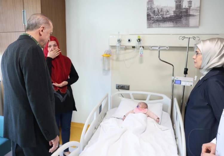 <p>Cumhurbaşkanı Recep Tayyip Erdoğan, Başakşehir Çam ve Sakura Şehir Hastanesi'nde tedavi gören depremzedeleri ziyaret etti.</p>
