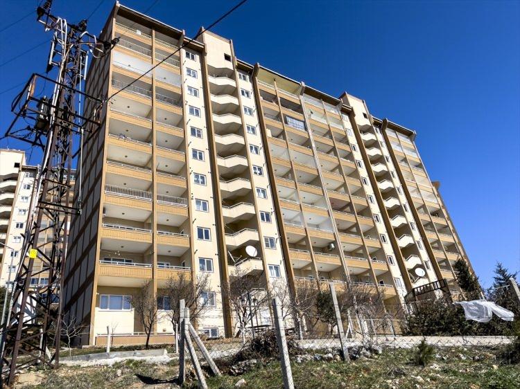 <p>Bizim bina iki yıl önce yapıldı. Hemen karşımızda 15 yıl önce yapılan TOKİ konutları var. Orada bir şey yok bizim bina döküldü. TOKİ aslanlar gibi duruyor biz evsiz kaldık.</p>
<p> </p>