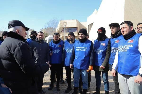 <p><strong>AZERBAYCAN’DAN 312 TIR VE 12 UÇAK DOLUSU YARDIM GELDİ</strong></p>

<p>Azerbaycan Cumhuriyeti, deprem felaketinin ilk günlerinden itibaren Türkiye’de çalışan 760 arama kurtarma ekibi ve 64 sağlık personelinin yanı sıra toplamda 312 TIR ve 12 uçak dolusu insani yardım gönderdi. </p>
