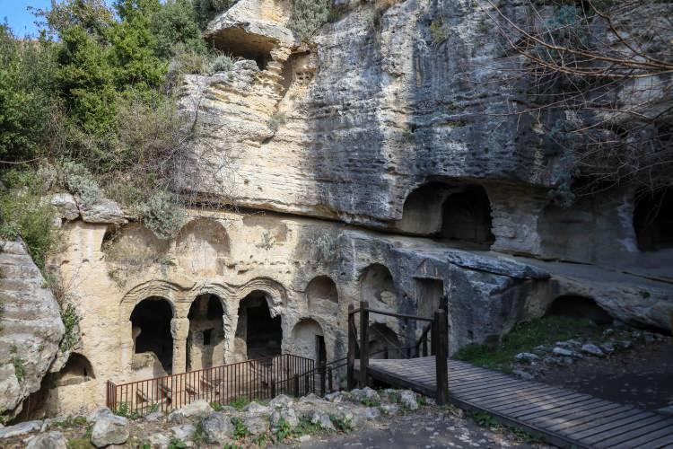 <p>Dönemin Roma İmparatoru Vespasian'ın dağdan gelen suları engellemek için inşa ettirdiği tünel, 'elle yapılan dünyanın en büyük tüneli' olarak biliniyor.</p>

