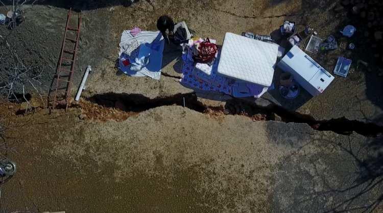 <p> Deprem olduğunu anlayınca, enkaz altında kalanları çıkarmaya çalıştık. 3-4 saat sonra vatandaş ayaklandı. Birlikte cenazeleri çıkardık. Yardım konusunda ilk gün zor, zaten kimse ulaşamazdı. Herkes kendi derdine düşmüştü. Sonra mezarları gördük. Allah herkese yardım etsin. Yapacağımız bir şey yok, doğal bir afet. </p>
