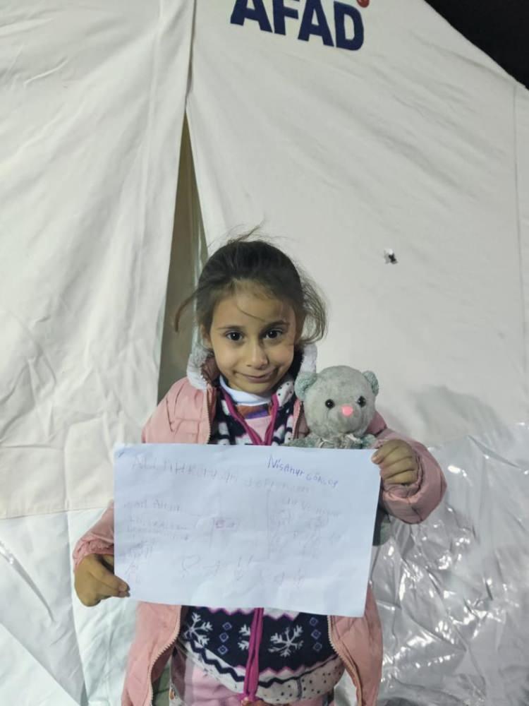 <p>Çocuklardan gelen bir mektupta ‘Asla pes etmeyin’ ifadesi yer alırken, bir başka mesajda ise ‘Güç sizde’ diyerek moral verildi.</p>
