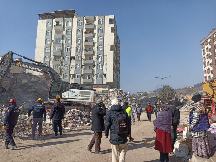 <p>Şazibey Mahllesi İsa Yusuf Alptekin Bulvarı'ndaki Ebrar Sitesi’nin her biri 8 katlı olan 12 bloğundan 8’i de depremde yıkıldı,</p>

