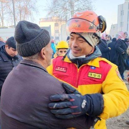 <p><span style="color:#000000"><strong>Bunun için geldik' dedi. 24 saat çalıştılar. İnanılmaz bir şey. Yorulsalar da devam ettiler.</strong></span></p>