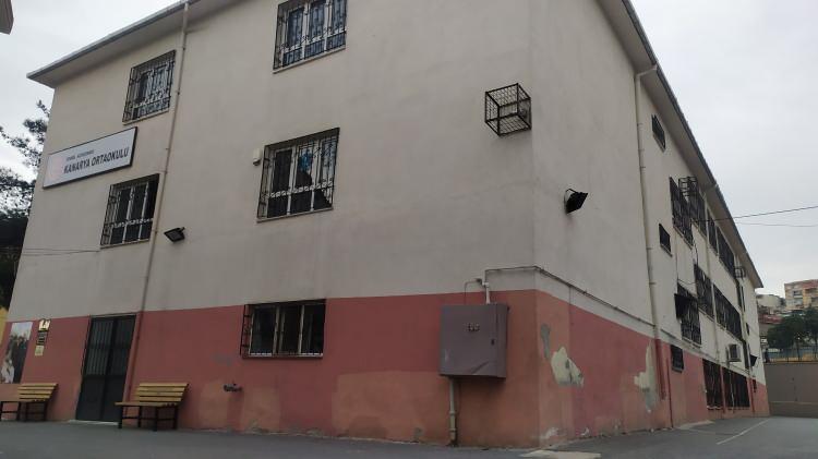 <p>Küçükçekmece Kanarya Ortaokulu’nun öğretmeni, “Okulu boşaltıyoruz, eşyalarımızı topluyoruz; okulumuz taşınacak” dedi.</p>
