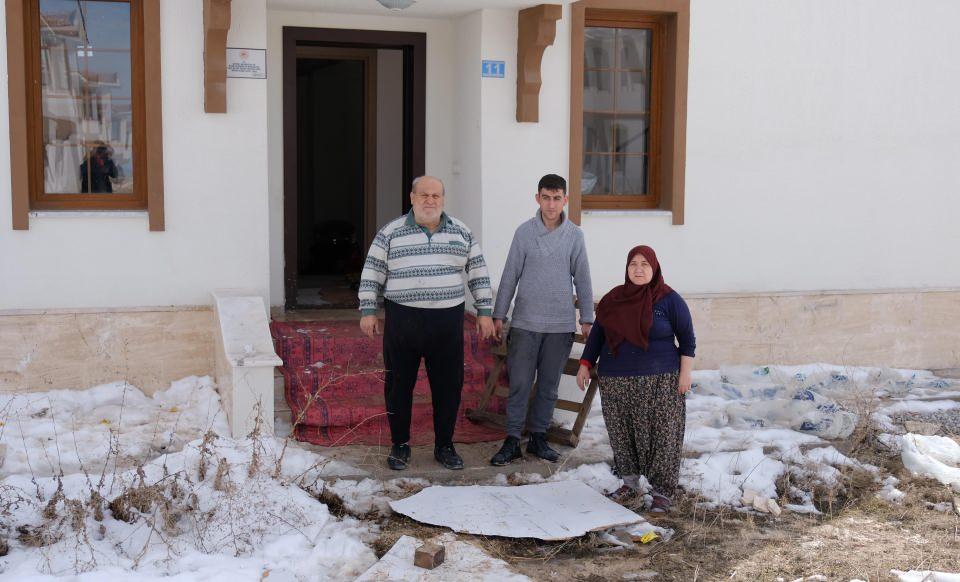 <p>Evler çok güzel, yapılmış içine girilmemiş bile. Biz gelene kadar halısından mobilyasına kadar düzenlenmişti. Eksiklerimizi de gönüllüler ve belediye ekipleri temin ediyorlar” dedi.</p>

<p> </p>
